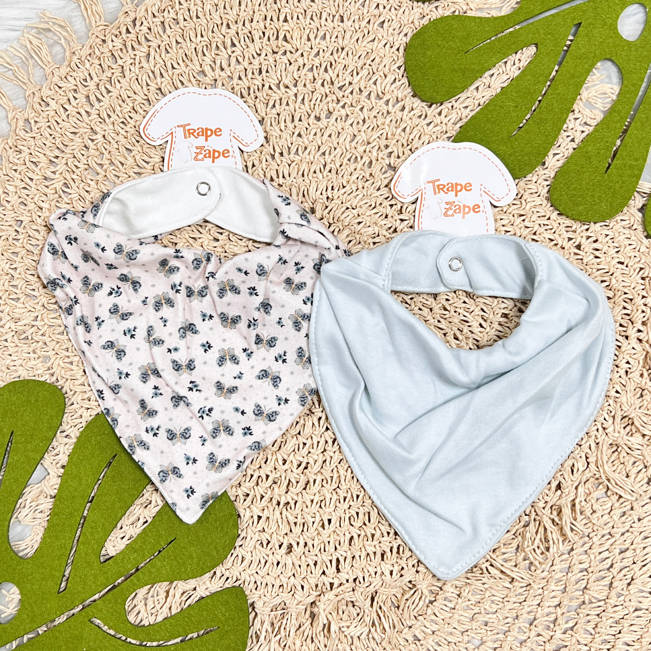 Kit 2 Babadores Bandanas - Borboletas - Cor Gelo e Areia